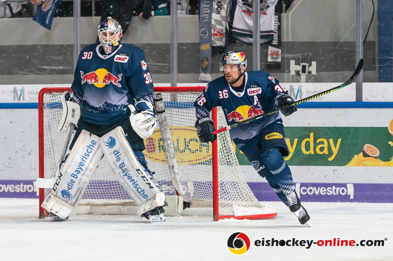 Daniel Fiessinger (Torwart, EHC Red Bull Muenchen) und Yannic Seidenberg (EHC Red Bull Muenchen) in der Hauptrundenbegegnung der Deutschen Eishockey Liga zwischen dem EHC Red Bull München und den Fischtown Pinguins Bremerhaven am 16.02.2020.