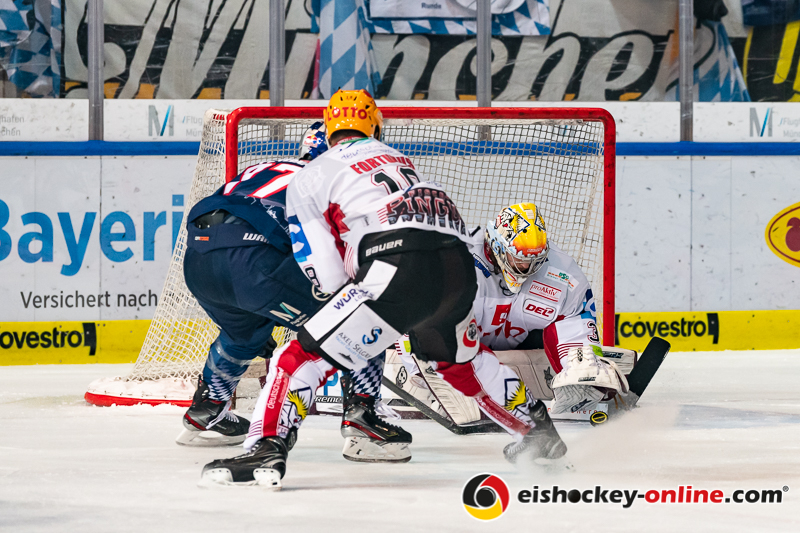 Kristers Gudlevskis (Torwart, Fischtown Pinguins Bremerhaven) und Maxime Fortunus (Fischtown Pinguins Bremerhaven) verteidigen gegen John Jason Peterka (EHC Red Bull Muenchen) in der Hauptrundenbegegnung der Deutschen Eishockey Liga zwischen dem EHC Red Bull München und den Fischtown Pinguins Bremerhaven am 16.02.2020.
