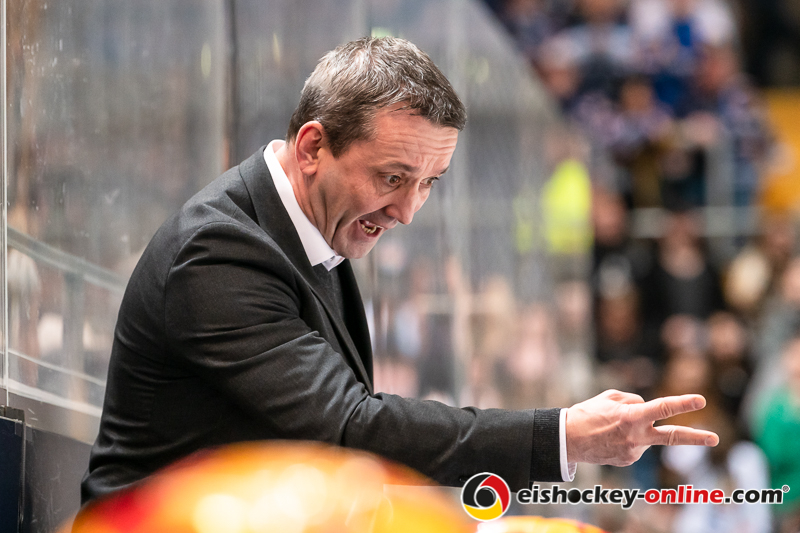 Ein etwas aufgebrachter Coach Thomas Popiesch (Fischtown Pinguins Bremerhaven) in der Hauptrundenbegegnung der Deutschen Eishockey Liga zwischen dem EHC Red Bull München und den Fischtown Pinguins Bremerhaven am 16.02.2020.