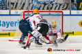 Kristers Gudlevskis (Torwart, Fischtown Pinguins Bremerhaven) und Maxime Fortunus (Fischtown Pinguins Bremerhaven) verteidigen gegen John Jason Peterka (EHC Red Bull Muenchen) in der Hauptrundenbegegnung der Deutschen Eishockey Liga zwischen dem EHC Red Bull München und den Fischtown Pinguins Bremerhaven am 16.02.2020.