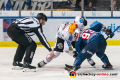 Linesman Joep Leermakers führt ein Bully aus zwischen Carson McMillan (Fischtown Pinguins Bremerhaven) und Maximilian Kastner (EHC Red Bull Muenchen) in der Hauptrundenbegegnung der Deutschen Eishockey Liga zwischen dem EHC Red Bull München und den Fischtown Pinguins Bremerhaven am 16.02.2020.