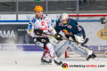 Cory Quirk (Fischtown Pinguins Bremerhaven) vor Daniel Fiessinger (Torwart, EHC Red Bull Muenchen) in der Hauptrundenbegegnung der Deutschen Eishockey Liga zwischen dem EHC Red Bull München und den Fischtown Pinguins Bremerhaven am 16.02.2020.