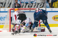 Carson McMillan (Fischtown Pinguins Bremerhaven) und Maximilian Daubner (EHC Red Bull Muenchen) vor Kristers Gudlevskis (Torwart, Fischtown Pinguins Bremerhaven) in der Hauptrundenbegegnung der Deutschen Eishockey Liga zwischen dem EHC Red Bull München und den Fischtown Pinguins Bremerhaven am 16.02.2020.