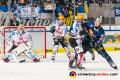 Kristers Gudlevskis (Torwart, Fischtown Pinguins Bremerhaven), Stefan Espeland (Fischtown Pinguins Bremerhaven) und Maxime Fortunus (Fischtown Pinguins Bremerhaven) verteidigen gegen Jason Jaffray (EHC Red Bull Muenchen) und Philip Gogulla (EHC Red Bull Muenchen) in der Hauptrundenbegegnung der Deutschen Eishockey Liga zwischen dem EHC Red Bull München und den Fischtown Pinguins Bremerhaven am 16.02.2020.