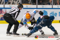 Linesman Marius Woelzmueller fuehrt ein Bully aus zwischen Carson McMillan (Fischtown Pinguins Bremerhaven) und Mark Voakes (EHC Red Bull Muenchen) in der Hauptrundenbegegnung der Deutschen Eishockey Liga zwischen dem EHC Red Bull München und den Fischtown Pinguins Bremerhaven am 16.02.2020.