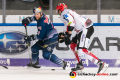 Kampf um den Puck zwischen Andrew Bodnarchuk (EHC Red Bull Muenchen) und Jan Urbas (Fischtown Pinguins Bremerhaven) in der Hauptrundenbegegnung der Deutschen Eishockey Liga zwischen dem EHC Red Bull München und den Fischtown Pinguins Bremerhaven am 16.02.2020.