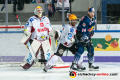 Kristers Gudlevskis (Torwart, Fischtown Pinguins Bremerhaven) und Maxime Fortunus (Fischtown Pinguins Bremerhaven) verteidigen gegen Trevor Parkes (EHC Red Bull Muenchen) in der Hauptrundenbegegnung der Deutschen Eishockey Liga zwischen dem EHC Red Bull München und den Fischtown Pinguins Bremerhaven am 16.02.2020.