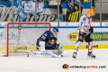 Carson McMillan (Fischtown Pinguins Bremerhaven) vor Daniel Fiessinger (Torwart, EHC Red Bull Muenchen) in der Hauptrundenbegegnung der Deutschen Eishockey Liga zwischen dem EHC Red Bull München und den Fischtown Pinguins Bremerhaven am 16.02.2020.