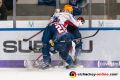 Kampf um den Puck von Stanislav Dietz (Fischtown Pinguins Bremerhaven) mit Frank Mauer (EHC Red Bull Muenchen) und Justin Schuetz (EHC Red Bull Muenchen) in der Hauptrundenbegegnung der Deutschen Eishockey Liga zwischen dem EHC Red Bull München und den Fischtown Pinguins Bremerhaven am 16.02.2020.