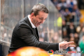 Ein etwas aufgebrachter Coach Thomas Popiesch (Fischtown Pinguins Bremerhaven) in der Hauptrundenbegegnung der Deutschen Eishockey Liga zwischen dem EHC Red Bull München und den Fischtown Pinguins Bremerhaven am 16.02.2020.