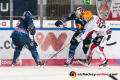 Kampf um den Puck von Mike Moore (Fischtown Pinguins Bremerhaven) mit Yasin Ehliz (EHC Red Bull Muenchen) und Mark Voakes (EHC Red Bull Muenchen)  in der Hauptrundenbegegnung der Deutschen Eishockey Liga zwischen dem EHC Red Bull München und den Fischtown Pinguins Bremerhaven am 16.02.2020.