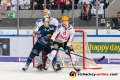 Philip Gogulla (EHC Red Bull Muenchen) und Will Weber (Fischtown Pinguins Bremerhaven) vor Kristers Gudlevskis (Torwart, Fischtown Pinguins Bremerhaven) in der Hauptrundenbegegnung der Deutschen Eishockey Liga zwischen dem EHC Red Bull München und den Fischtown Pinguins Bremerhaven am 16.02.2020.