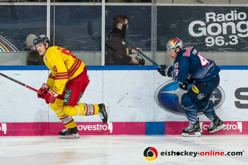 Jerome Flaake (Duesseldorfer EG) verfolgt von Mark Voakes (EHC Red Bull Muenchen) in der Hauptrundenbegegnung der Deutschen Eishockey Liga zwischen dem EHC Red Bull München und der Düsseldorfer EG am 23.02.2020.