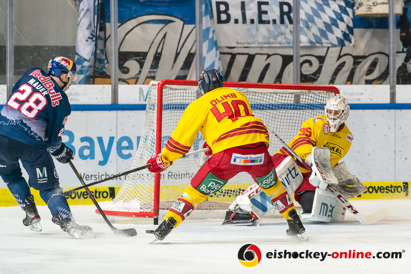 Frank Mauer (EHC Red Bull Muenchen) scheitert gegen Ken Andre Olimb (Duesseldorfer EG) und Mathias Niederberger (Torwart, Duesseldorfer EG) in der Hauptrundenbegegnung der Deutschen Eishockey Liga zwischen dem EHC Red Bull München und der Düsseldorfer EG am 23.02.2020.