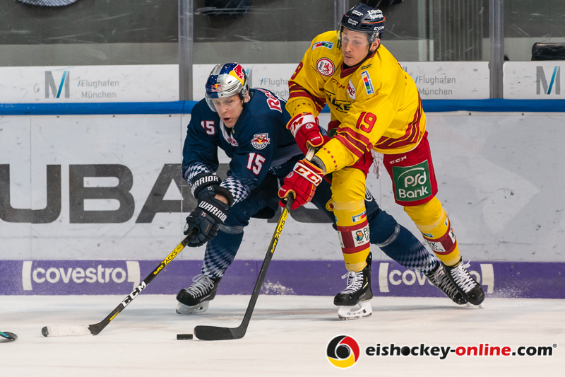 Kampf um den Puck zwischen Jason Jaffray (EHC Red Bull Muenchen) und Luke Adam (Duesseldorfer EG) im Spiel Red Bull Muenchen gegen die Duesseldorfer EG am 23.02.2020.Foto: Heike Feiner/Eibner Pressefoto