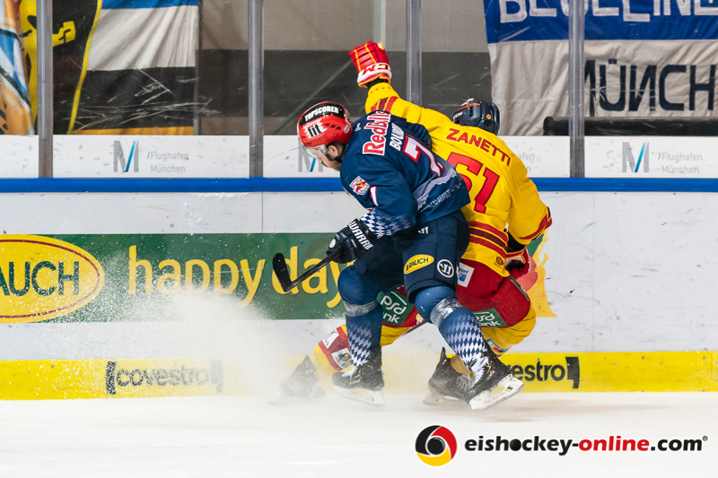 Zweikampf zwischen Chris Bourque (EHC Red Bull Muenchen) und Marc Zanetti (Duesseldorfer EG) in der Hauptrundenbegegnung der Deutschen Eishockey Liga zwischen dem EHC Red Bull München und der Düsseldorfer EG am 23.02.2020.