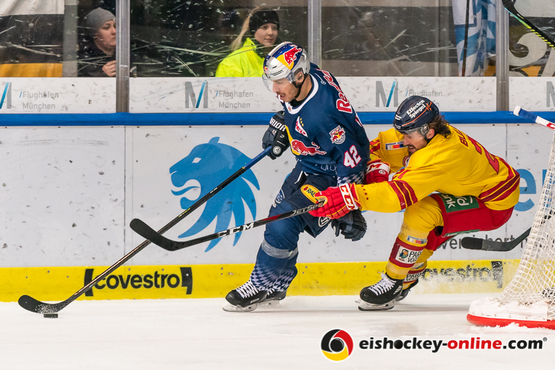 Yasin Ehliz (EHC Red Bull Muenchen) und Patrick Buzas (Duesseldorfer EG) in der Hauptrundenbegegnung der Deutschen Eishockey Liga zwischen dem EHC Red Bull München und der Düsseldorfer EG am 23.02.2020.