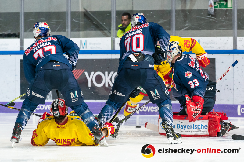John Jason Peterka (EHC Red Bull Muenchen), Maximilian Daubner (EHC Red Bull Muenchen) und Danny aus den Birken (Torwart, EHC Red Bull Muenchen) gegen Reid Gardiner (Duesseldorfer EG) und Alexander Barta (Duesseldorfer EG) in der Hauptrundenbegegnung der Deutschen Eishockey Liga zwischen dem EHC Red Bull München und der Düsseldorfer EG am 23.02.2020.