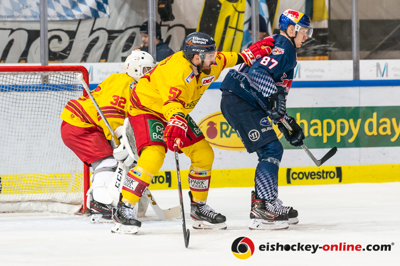 Hendrik Hane (Torwart, Duesseldorfer EG) und Marc Zanetti (Duesseldorfer EG) verteidigen gegen Philip Gogulla (EHC Red Bull Muenchen) in der Hauptrundenbegegnung der Deutschen Eishockey Liga zwischen dem EHC Red Bull München und der Düsseldorfer EG am 23.02.2020.