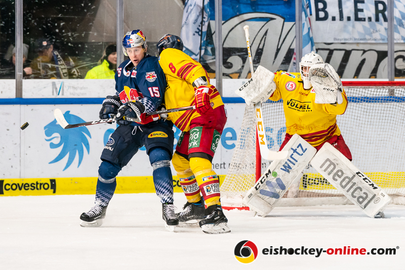 Marco Nowak (Duesseldorfer EG) und Hendrik Hane (Torwart, Duesseldorfer EG) gegen Jason Jaffray (EHC Red Bull Muenchen) in der Hauptrundenbegegnung der Deutschen Eishockey Liga zwischen dem EHC Red Bull München und der Düsseldorfer EG am 23.02.2020.
