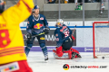 Blake Parlett (EHC Red Bull Muenchen) und Danny aus den Birken (Torwart, EHC Red Bull Muenchen) muessen das 0:1 hinnehmen in der Hauptrundenbegegnung der Deutschen Eishockey Liga zwischen dem EHC Red Bull München und der Düsseldorfer EG am 23.02.2020.