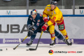 Kampf um den Puck zwischen Jason Jaffray (EHC Red Bull Muenchen) und Luke Adam (Duesseldorfer EG) im Spiel Red Bull Muenchen gegen die Duesseldorfer EG am 23.02.2020.Foto: Heike Feiner/Eibner Pressefoto