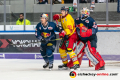 Blake Parlett (EHC Red Bull Muenchen) und Danny aus den Birken (Torwart, EHC Red Bull Muenchen) verteidigen gegen Jerome Flaake (Duesseldorfer EG) im Spiel Red Bull Muenchen gegen die Duesseldorfer EG am 23.02.2020.Foto: Heike Feiner/Eibner Pressefoto