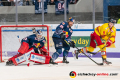 Danny aus den Birken (Torwart, EHC Red Bull Muenchen) und Yannic Seidenberg (EHC Red Bull Muenchen) gegen Maximilian Kammerer (Duesseldorfer EG) in der Hauptrundenbegegnung der Deutschen Eishockey Liga zwischen dem EHC Red Bull München und der Düsseldorfer EG am 23.02.2020.