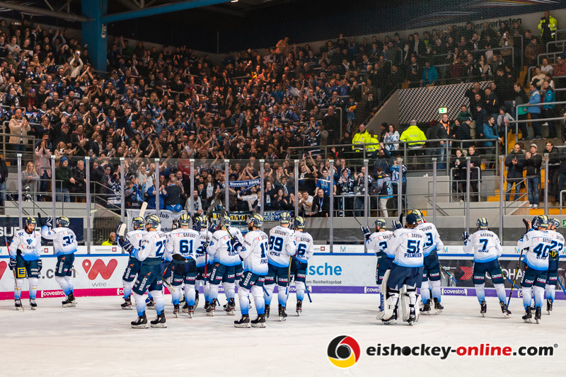 Die Ingolstädter lassen sich von ihren Fans feiern nach dem Sieg in der Hauptrundenbegegnung der Deutschen Eishockey Liga zwischen dem EHC Red Bull München und den Ingolstadt Panthern am 21.02.2020.