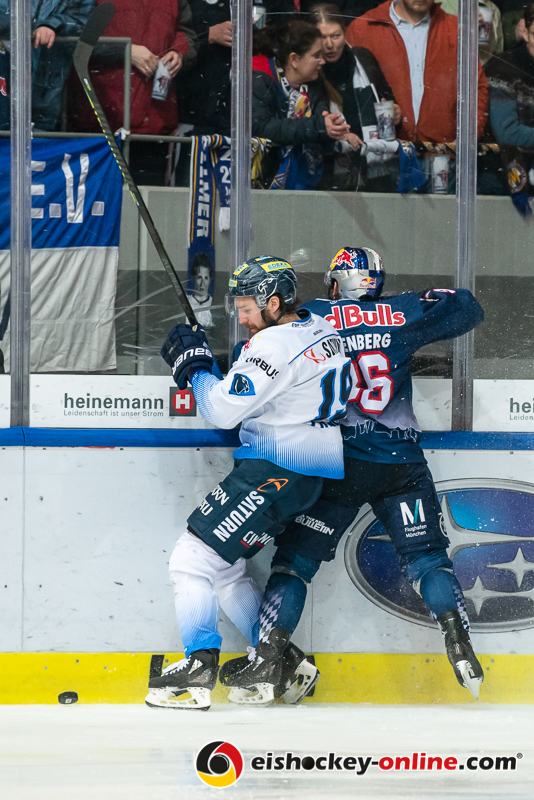 Zweikampf zwischen Brett Findlay (ERC Ingolstadt Panther) und Yannic Seidenberg (EHC Red Bull Muenchen) in der Hauptrundenbegegnung der Deutschen Eishockey Liga zwischen dem EHC Red Bull München und den Ingolstadt Panthern am 21.02.2020.