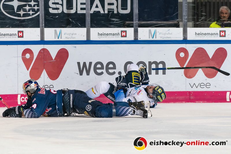 Foul von Trevor Parkes (EHC Red Bull Muenchen) an Wojciech Stachowiak (ERC Ingolstadt Panther) in der Hauptrundenbegegnung der Deutschen Eishockey Liga zwischen dem EHC Red Bull München und den Ingolstadt Panthern am 21.02.2020.