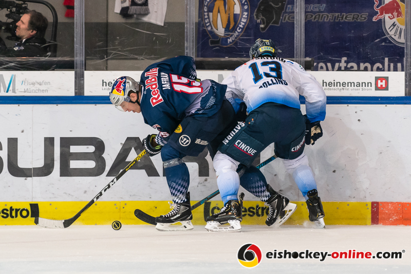 Kamp um den Puck zwischen Jason Jaffray (EHC Red Bull Muenchen) und Mike Collins (ERC Ingolstadt Panther) in der Hauptrundenbegegnung der Deutschen Eishockey Liga zwischen dem EHC Red Bull München und den Ingolstadt Panthern am 21.02.2020.