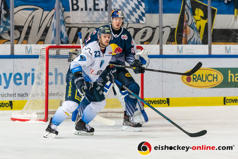Maury Edwards (ERC Ingolstadt Panther) gegen Philip Gogulla (EHC Red Bull Muenchen) in der Hauptrundenbegegnung der Deutschen Eishockey Liga zwischen dem EHC Red Bull München und den Ingolstadt Panthern am 21.02.2020.