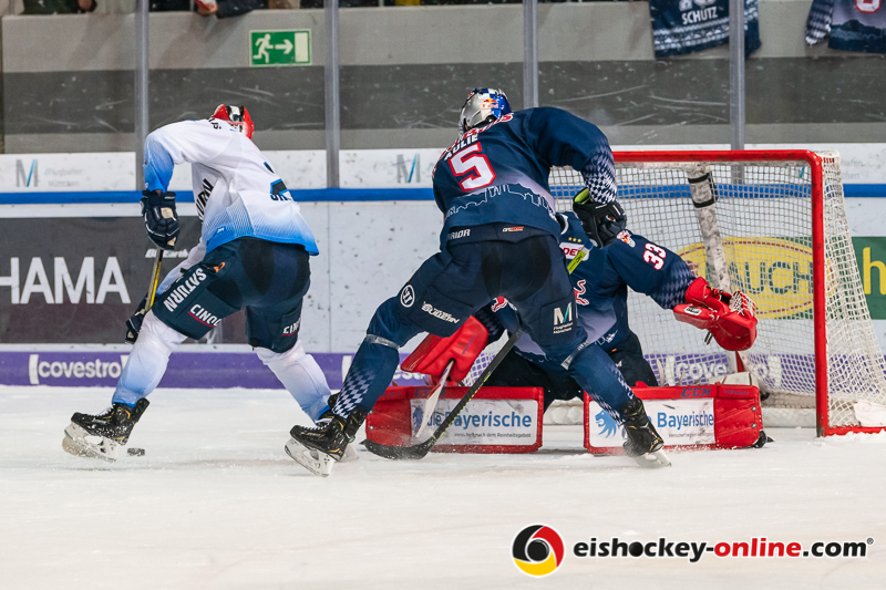 Wayne Simpson (ERC Ingolstadt Panther) bei seinem Ausgleichstreffer zum 2:2 gegen Danny aus den Birken (Torwart, EHC Red Bull Muenchen) und Keith Aulie (EHC Red Bull Muenchen) in der Hauptrundenbegegnung der Deutschen Eishockey Liga zwischen dem EHC Red Bull München und den Ingolstadt Panthern am 21.02.2020.