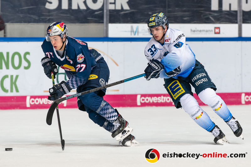John Jason Peterka (EHC Red Bull Muenchen) und Tim Wohlgemuth (ERC Ingolstadt Panther) in der Hauptrundenbegegnung der Deutschen Eishockey Liga zwischen dem EHC Red Bull München und den Ingolstadt Panthern am 21.02.2020.