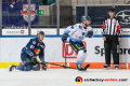 Emil Quaas (EHC Red Bull Muenchen), Darin Olver (ERC Ingolstadt Panther) und Hauptschiedsrichter Stephen Reneau in der Hauptrundenbegegnung der Deutschen Eishockey Liga zwischen dem EHC Red Bull München und den Ingolstadt Panthern am 21.02.2020.