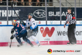 Hauptschiedsrichter Lasse Kopitz beobachtet einen Zweikampf zwischen Derek Roy (EHC Red Bull Muenchen) und Maury Edwards (ERC Ingolstadt Panther) in der Hauptrundenbegegnung der Deutschen Eishockey Liga zwischen dem EHC Red Bull München und den Ingolstadt Panthern am 21.02.2020.