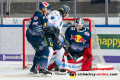 Yasin Ehliz (EHC Red Bull Muenchen) und Danny aus den Birken (Torwart, EHC Red Bull Muenchen) verteidigen gegen Mirko Hoefflin (ERC Ingolstadt Panther) in der Hauptrundenbegegnung der Deutschen Eishockey Liga zwischen dem EHC Red Bull München und den Ingolstadt Panthern am 21.02.2020.