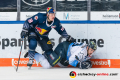 Justin Schuetz (EHC Red Bull Muenchen) und Maury Edwards (ERC Ingolstadt Panther) in der Hauptrundenbegegnung der Deutschen Eishockey Liga zwischen dem EHC Red Bull München und den Ingolstadt Panthern am 21.02.2020.