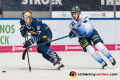 John Jason Peterka (EHC Red Bull Muenchen) und Tim Wohlgemuth (ERC Ingolstadt Panther) in der Hauptrundenbegegnung der Deutschen Eishockey Liga zwischen dem EHC Red Bull München und den Ingolstadt Panthern am 21.02.2020.