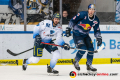 Mirko Hoefflin (ERC Ingolstadt Panther) und Keith Aulie (EHC Red Bull Muenchen) in der Hauptrundenbegegnung der Deutschen Eishockey Liga zwischen dem EHC Red Bull München und den Ingolstadt Panthern am 21.02.2020.