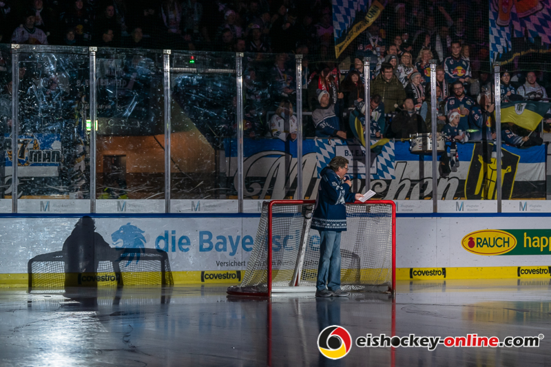 Stadionsprecher Stefan Schneider beim Verlesen der Teamaufstellungen vor der Hauptrundenbegegnung der Deutschen Eishockey Liga zwischen dem EHC Red Bull München und dem ERC Ingolstadt am 26.12.2019.