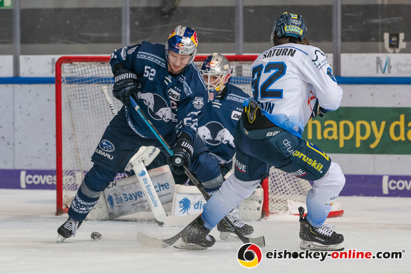Patrick Hager (EHC Red Bull Muenchen) verteidgt gegen Mirko Hoefflin (ERC Ingolstadt Panther) in der Hauptrundenbegegnung der Deutschen Eishockey Liga zwischen dem EHC Red Bull München und dem ERC Ingolstadt am 26.12.2019.