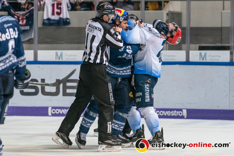 Eine von vielen Nicklichkeiten: hier zwischen Yasin Ehliz (EHC Red Bull Muenchen) und Wayne Simpson (ERC Ingolstadt Panther) in der Hauptrundenbegegnung der Deutschen Eishockey Liga zwischen dem EHC Red Bull München und dem ERC Ingolstadt am 26.12.2019.