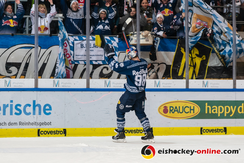Bastian Eckl (EHC Red Bull Muenchen) lässt sich von der Münchner Nordkurve feiern nach der Hauptrundenbegegnung der Deutschen Eishockey Liga zwischen dem EHC Red Bull München und dem ERC Ingolstadt am 26.12.2019.