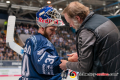 Daniel Fiessinger (Torwart, EHC Red Bull Muenchen) wird von Betreuer Markus Schreiber (EHC Red Bull Muenchen) „verarztet“ in der Hauptrundenbegegnung der Deutschen Eishockey Liga zwischen dem EHC Red Bull München und dem ERC Ingolstadt am 26.12.2019.