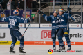 Maximilian Kastner (EHC Red Bull Muenchen) und Konrad Abeltshauser (EHC Red Bull Muenchen) warten auf Bastian Eckl (EHC Red Bull Muenchen), um den 5:4-Siegtreffer in der Overtime zu bejubeln in der Hauptrundenbegegnung der Deutschen Eishockey Liga zwischen dem EHC Red Bull München und dem ERC Ingolstadt am 26.12.2019.