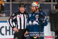 Linesman Robert Schelewski und Yannic Seidenberg (EHC Red Bull Muenchen) nach der Hauptrundenbegegnung der Deutschen Eishockey Liga zwischen dem EHC Red Bull München und dem ERC Ingolstadt am 26.12.2019.