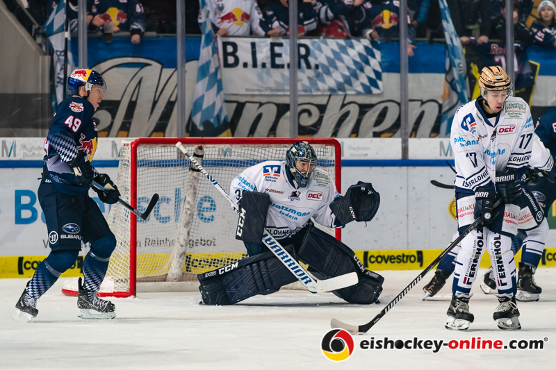 Anthony Peters (Torwart, Iserlohn Roosters) und Tim Fleischer (Iserlohn Roosters) verteidigen gegen Mark Voakes (EHC Red Bull Muenchen) im Spiel Red Bull Muenchen gegen die Iserlohn Roosters am 19.01.2020.