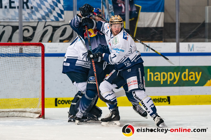 Anthony Peters (Torwart, Iserlohn Roosters) und Jake Weidner (Iserlohn Roosters) verteidigen gegen Jason Jaffray (EHC Red Bull Muenchen) im Spiel Red Bull Muenchen gegen die Iserlohn Roosters am 19.01.2020.